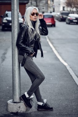 Kız dışarıda poz