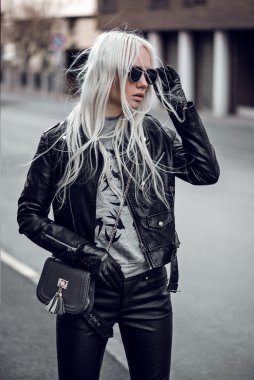 Güzel model açık havada poz