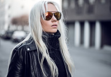 Güzel Güneş gözlükleri outdside modelinde portresi