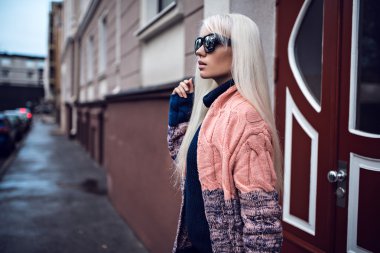 Açık havada güneş gözlüklü şirin kız portresi