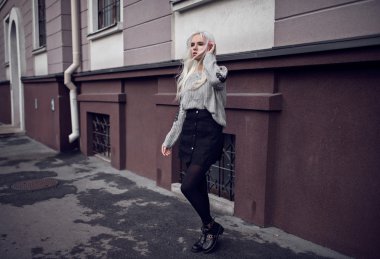 Güzel sarışın model dışında poz