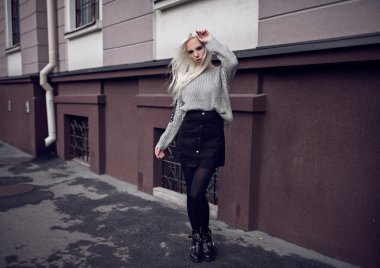 Güzel sarışın model açık havada poz