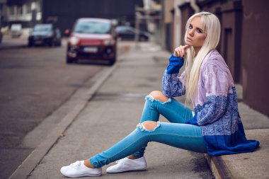 Dışarıda şık güzel kız