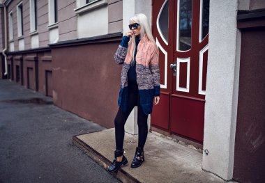 Genç model Güneş gözlüğü açık havada poz