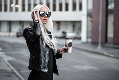 Sunglassses havada giymiş şık modeli