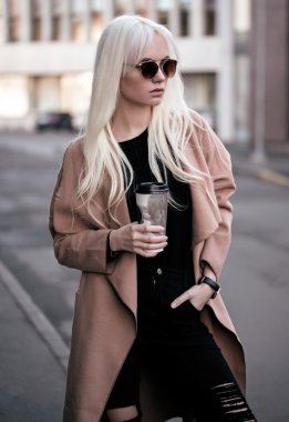 Açık havada kahve ile poz güzel sarışın kadın