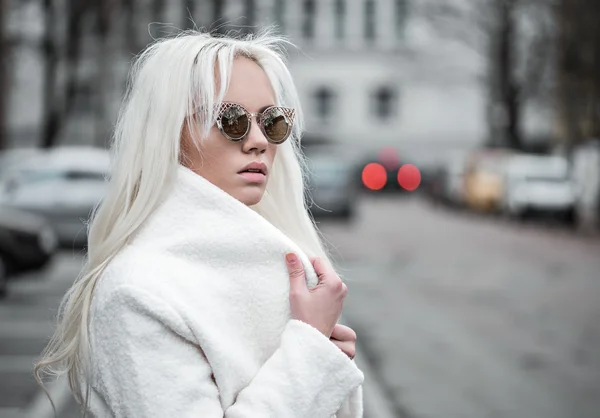 Beautiful model in sunglassses outside — Stock Photo, Image