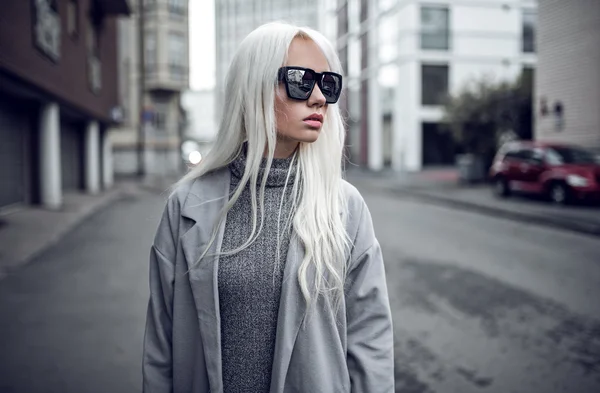 Blonde fille portant des lunettes de soleil en plein air — Photo