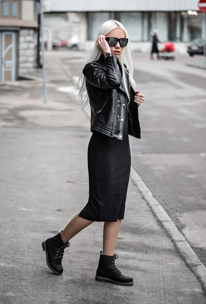 Blonde young woman posing outdoors — Stock Photo, Image