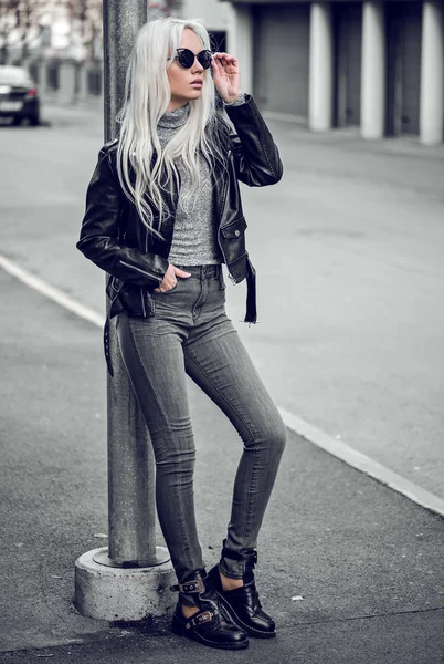 Blonde jonge vrouw poseren buiten — Stockfoto