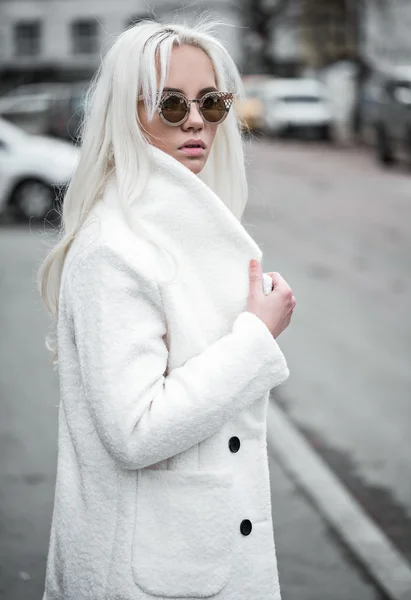 Симпатична блондинка в сонцезахисних окулярах зовні — стокове фото