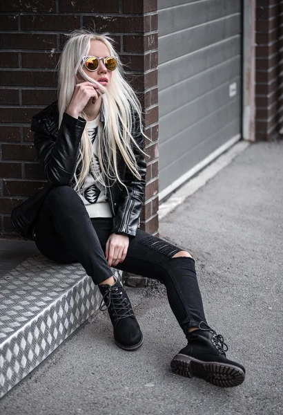 Lovely blonde girl in sunglasses posing outdoors — Stock Photo, Image