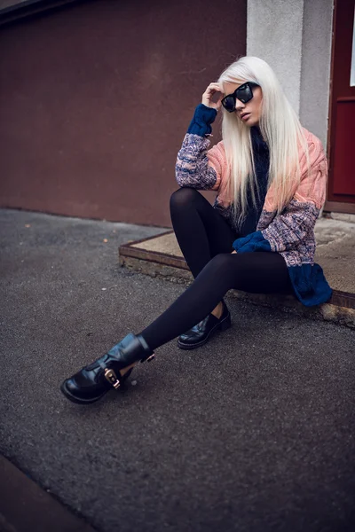 Model posing in sunglasses outdoors — Stock Photo, Image