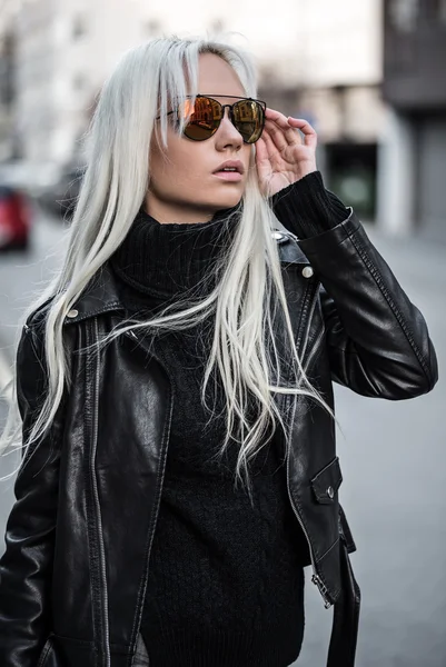 Portret van mooie blonde meisje in zonnebril buitenshuis — Stockfoto