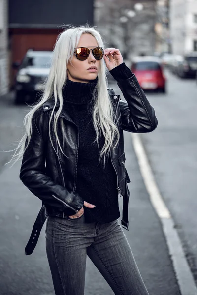 Portrait of beautiful blonde girl in sunglasses outdside — Stock Photo, Image