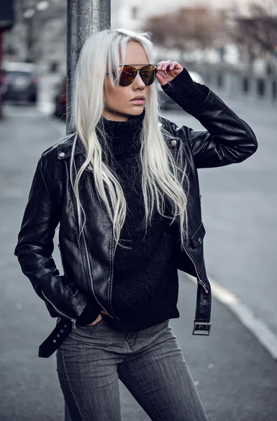 Portrait of beautiful model in sunglasses outdoors — Stock Photo, Image