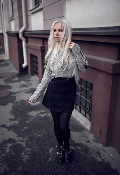 Söt blond ung modell poserar utomhus — Stockfoto