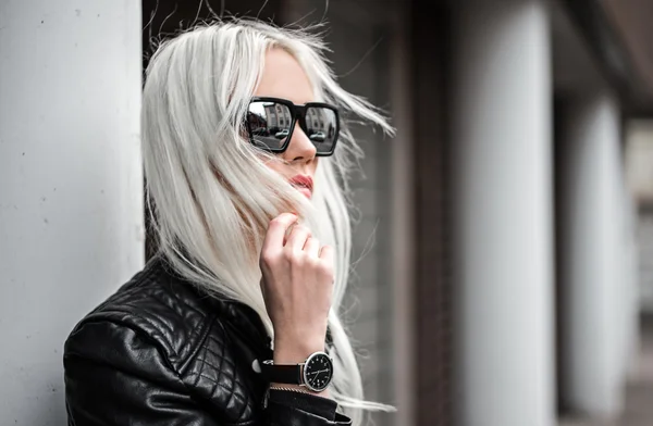Portrait of stylish model in sunglasses outside — Stock Photo, Image