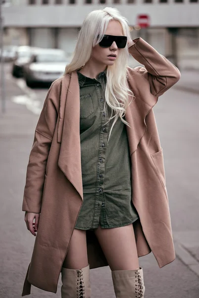 Snygg blond ung kvinna poserar utomhus — Stockfoto