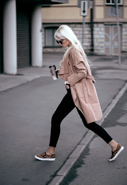 야외에서 커피와 함께 산책 하는 아름 다운 금발 모델 — 스톡 사진