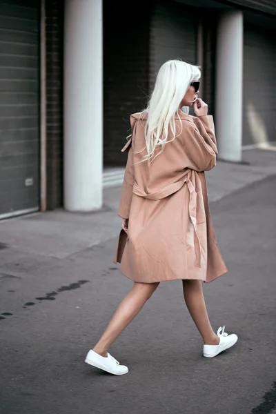 Piękna blondynka modelu chodzenie na zewnątrz — Zdjęcie stockowe