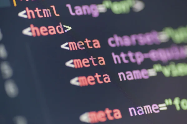 HTML meta tag code na tela do computador — Fotografia de Stock