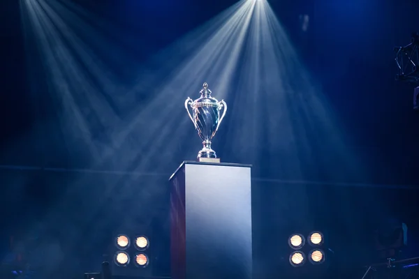 Primer trofeo de premio en un pedestal — Foto de Stock