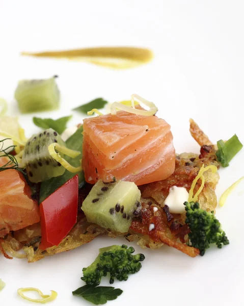 Panqueques de patata con salmón ahumado — Foto de Stock