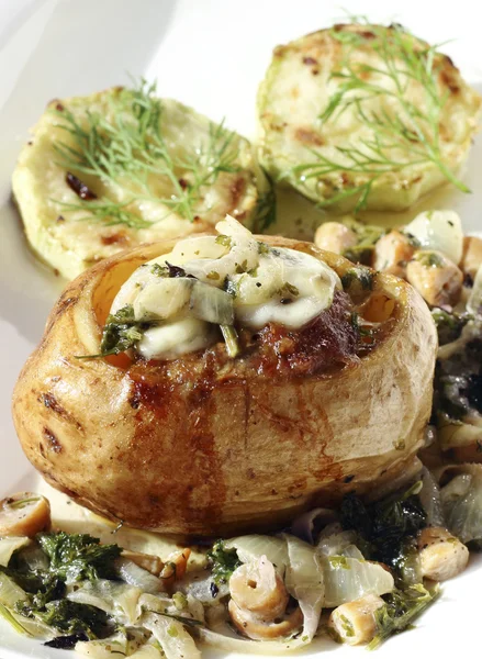 Patatas rellenas con champiñones — Foto de Stock