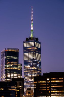 New York - ABD - 4 Kasım 2020: Finansal Bölge Buidling Doğu Nehri 'nde alacakaranlıkta