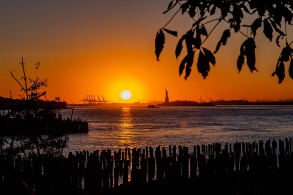 ニューヨーク市 アメリカ 2020年11月4日 ニューヨーク自由の女神の美しい夕日シルエット ロイヤリティフリーのストック画像