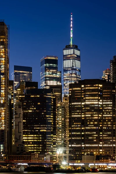 ニューヨーク市 アメリカ 2020年11月4日 金融地区夕暮れ時にイースト川に浮かぶ ロイヤリティフリーのストック写真