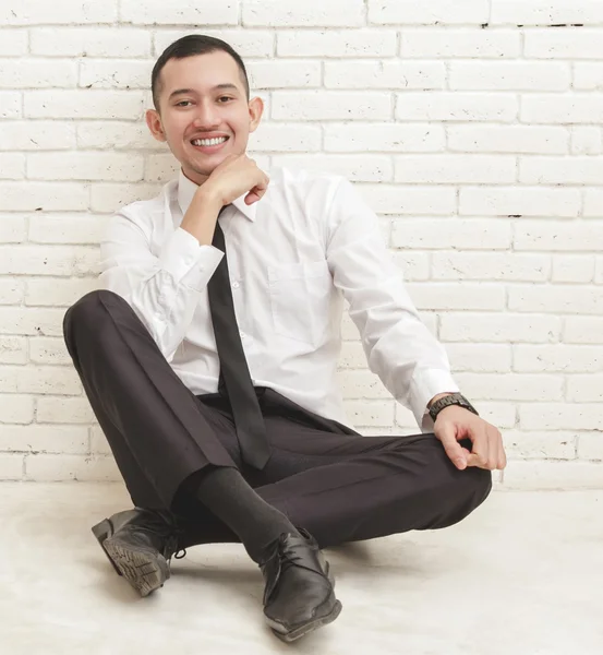 Επιχειρηματίας χαμογελαστός και κάθεται στο πάτωμα — Φωτογραφία Αρχείου