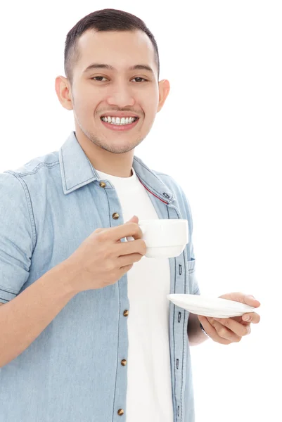 Człowiek uśmiechający się trzymając kubek — Zdjęcie stockowe