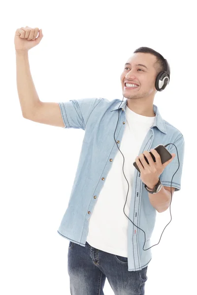 Hombre escuchando música — Foto de Stock