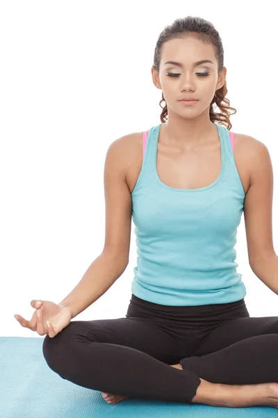 Mujer joven haciendo yoga — Foto de Stock