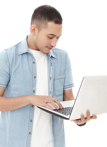 Mann arbeitet am Laptop — Stockfoto