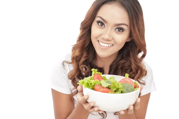 Sağlıklı salata bir kase tutan kadın — Stok fotoğraf