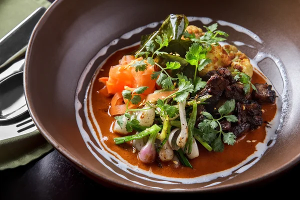 Revolver la carne frita con verduras — Foto de Stock