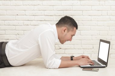 genç işadamı yalancı kat