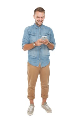 genç ve gülümseyen bir adam