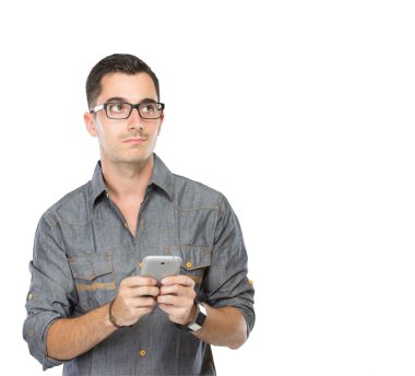 Adam cep telefonundan mesaj atıyor.