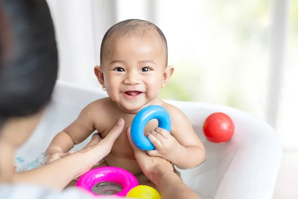 Asiática bebé baño —  Fotos de Stock