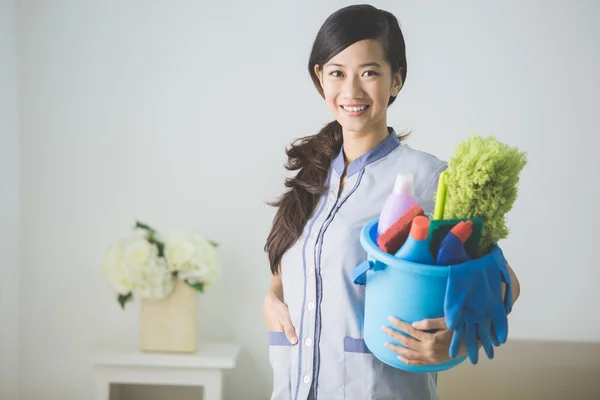 Frau hält Putzmittel in der Hand — Stockfoto