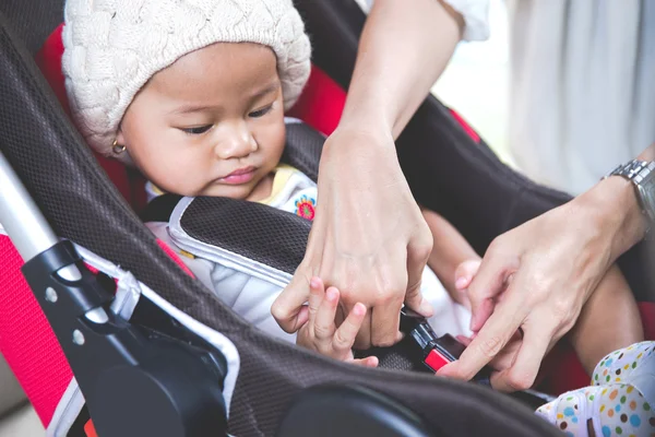 Moeder beveiligen baby — Stockfoto