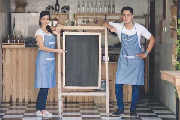 Счастливые владельцы кафе — стоковое фото