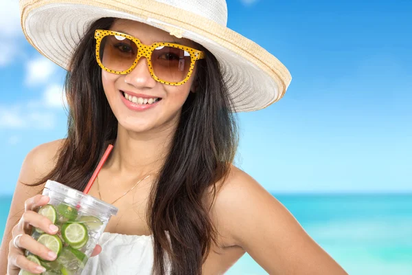 kadının taze limon