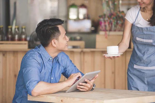 Asiático mulher e homem no café — Fotografia de Stock