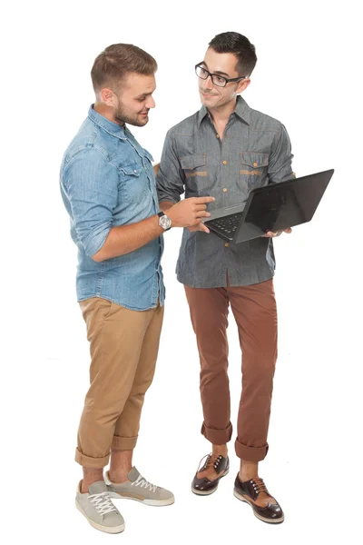 Jonge mannen kijken naar laptop — Stockfoto