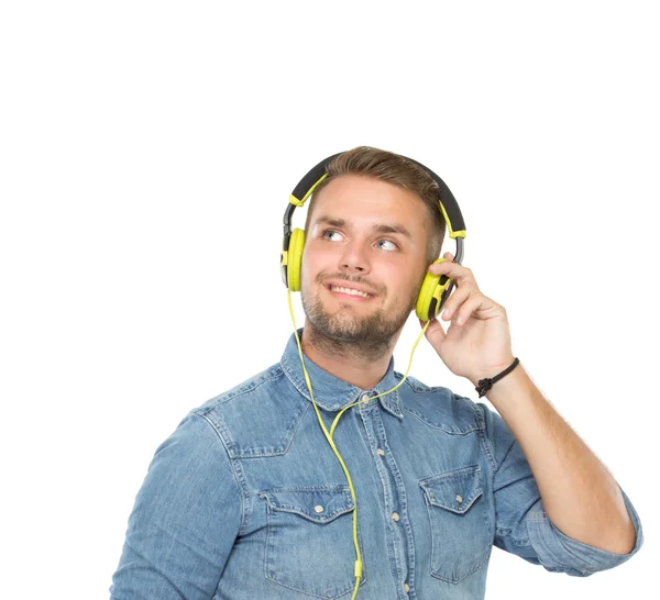 Hombre usando auriculares — Foto de Stock